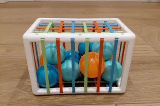 Caja sensorial con pelotas para bebé