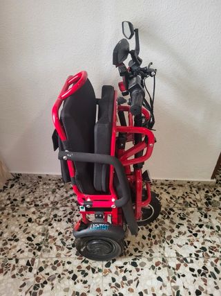 Carrito movilidad eléctrico plegable rojo.