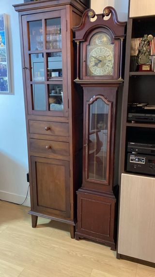 Mueble de salón de madera y cristal