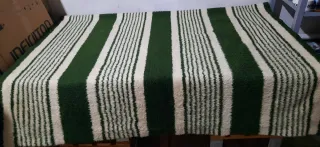 Alfombra de rayas verdes y blancas