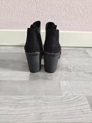 Botines tacón ante mujer negros