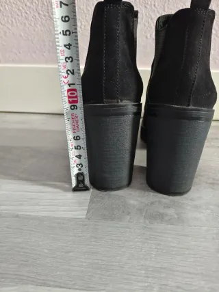 Botines tacón ante mujer negros