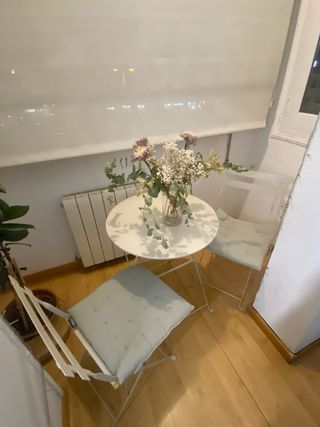 Tavolo rotondo e 2 sedie pieghevoli