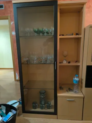 Mueble comedor vitrina copas madera y cristal