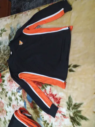 Pantalón de chándal negro y naranja