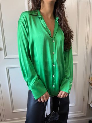 Blusa/Camisa verde acetinada