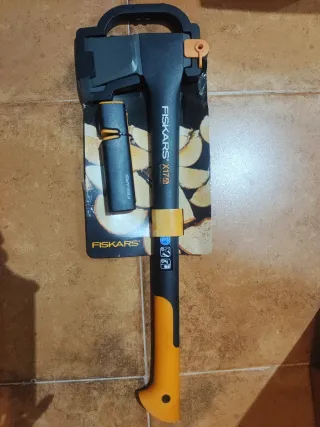 Hacha Fiskars X17 con funda