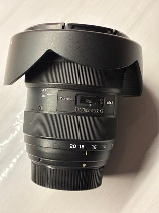 Cámara Nikon D5300 y tres objetivos.