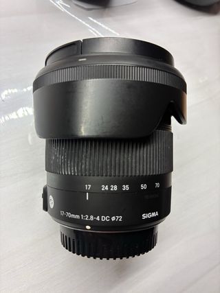 Cámara Nikon D5300 y tres objetivos.