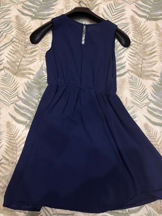 Vestido cruzado azul con detalles dorados