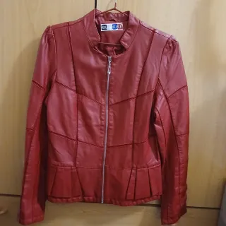 Chaqueta roja con cremallera