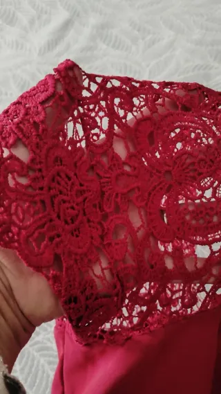 Blusa roja encaje