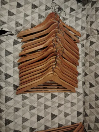 Perchas de madera y metal