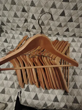 Perchas de madera y metal