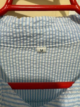 Camisa azul marino con volantes