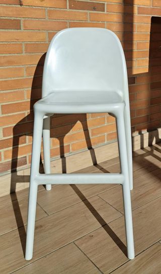 2- Sillas altas blancas de plástico
