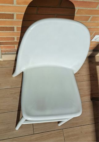 2- Sillas altas blancas de plástico