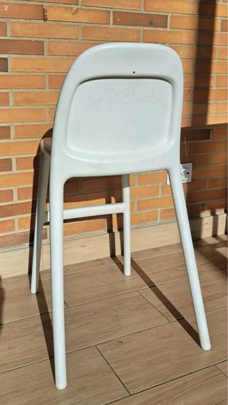 2- Sillas altas blancas de plástico