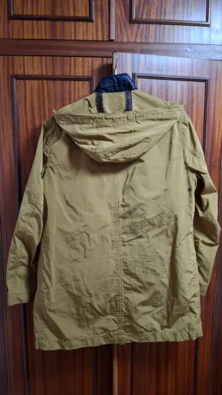 Chaqueta parka verde oliva y negra