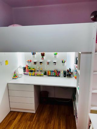 Cama juvenil con escritorio blanco