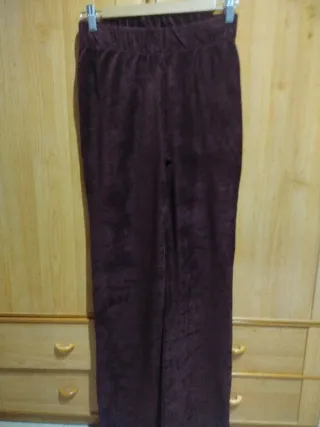 Pantalón de pana color berenjena.