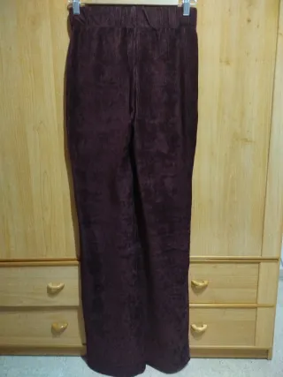 Pantalón de pana color berenjena.