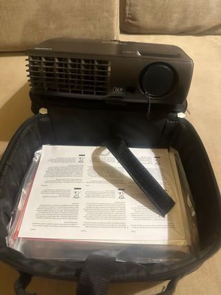 Proyector Optoma Negro + Pantalla