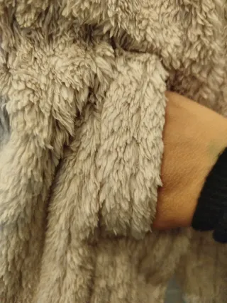 Sudadera peluche beige con capucha y bolsillos