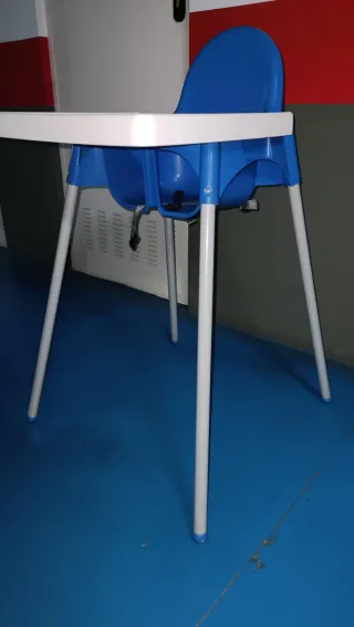 Trona IKEA azul y blanca