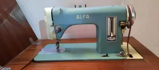 Máquina de coser Alfa antigua con mueble de madera
