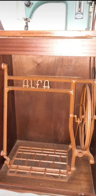 Máquina de coser Alfa antigua con mueble de madera