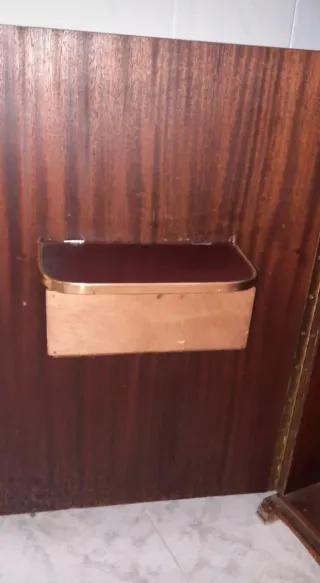 Máquina de coser Alfa antigua con mueble de madera