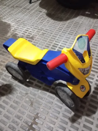Moto de juguete azul y amarilla marca molto