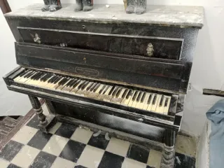 Piano Amedee Thibout para restaurar