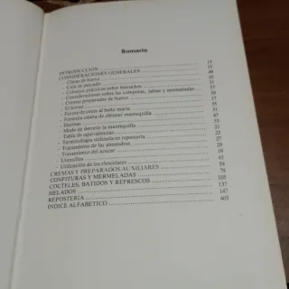 2 libros, Repostería y otra La cocina práctica.