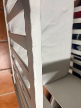 Cuna y cómoda blancas con osito