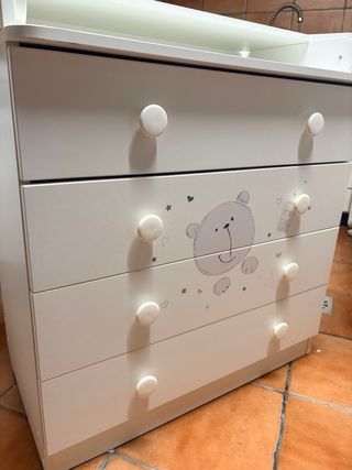 Cuna y cómoda blancas con osito