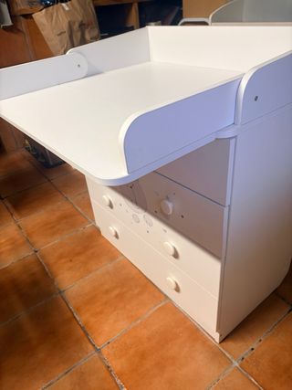 Cuna y cómoda blancas con osito