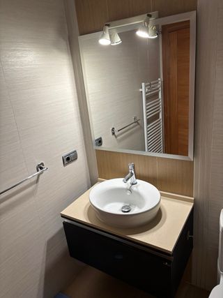 Espejo, mueble de baño, grifo y lavabo