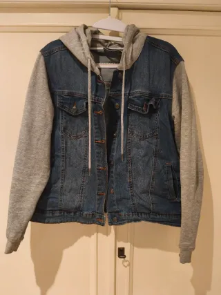 Cazadora vaquera con capucha