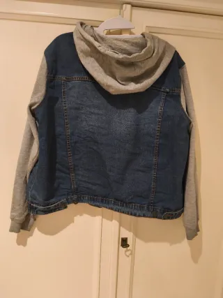 Cazadora vaquera con capucha