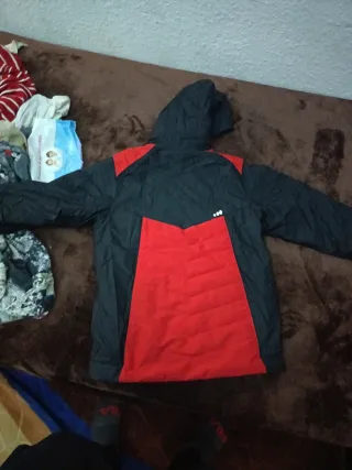 Cazadora deportiva negra y roja