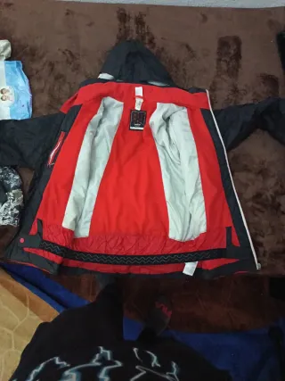 Cazadora deportiva negra y roja