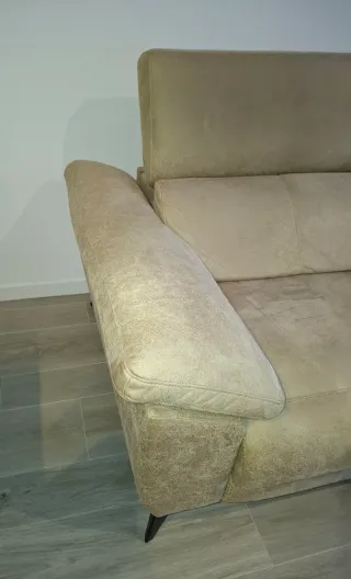 Sofá de tela beige modelo Hoppa de Tienda Duomo.