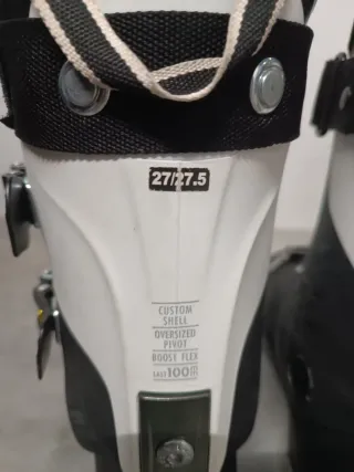 Equipo de esqui alpino y botas