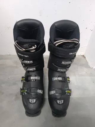 Equipo de esqui alpino y botas