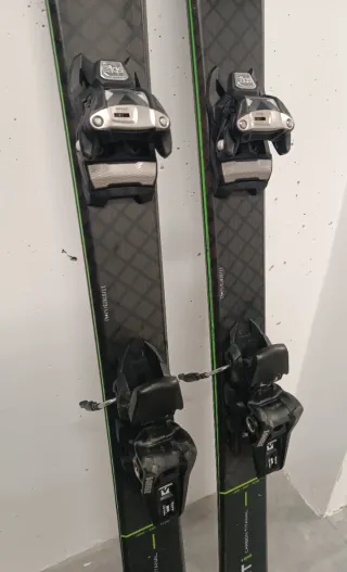 Equipo de esqui alpino y botas