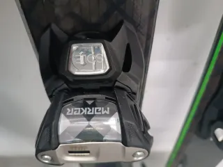 Equipo de esqui alpino y botas