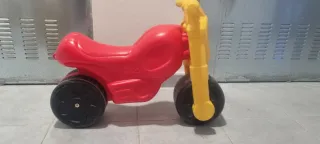 Moto infantil roja y amarilla