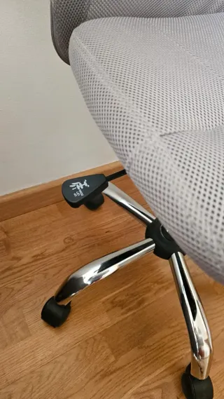 Silla de oficina gris con ruedas
